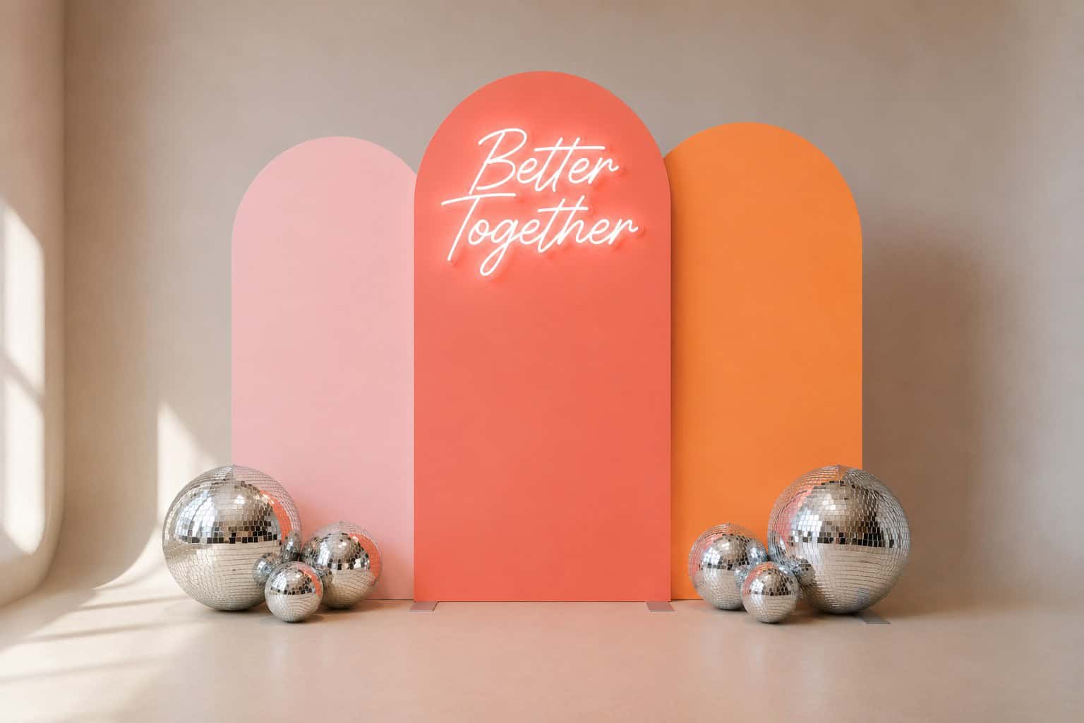 een backdrop bestaande uit gekleurde bogen, een neon bord en discoballen, tentoongesteld in een sfeervolle studio